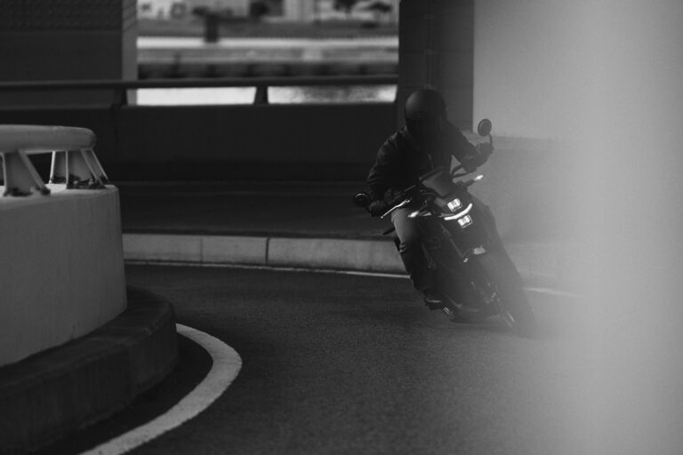 Assurance moto : comment réagir face à un délit de fuite ?